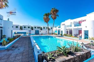 The swimming pool at or close to Vivienda Vacacional 1 Residence Los Delfines Blue Lagoon