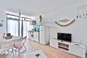 A television and/or entertainment centre at Vivienda Vacacional 1 Residence Los Delfines Blue Lagoon