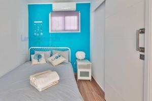 A bed or beds in a room at Vivienda Vacacional 1 Residence Los Delfines Blue Lagoon
