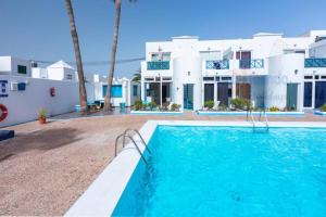 The swimming pool at or close to Vivienda Vacacional 1 Residence Los Delfines Blue Lagoon
