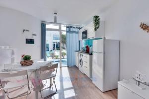 A kitchen or kitchenette at Vivienda Vacacional 1 Residence Los Delfines Blue Lagoon