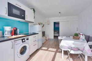 A kitchen or kitchenette at Vivienda Vacacional 1 Residence Los Delfines Blue Lagoon