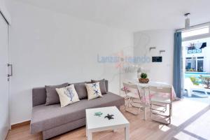 A seating area at Vivienda Vacacional 1 Residence Los Delfines Blue Lagoon
