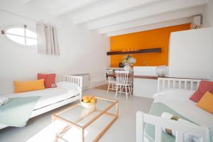 sala de estar con sofá blanco y mesa en 971 Hotel Con Encanto, en Ciutadella