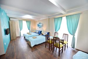 Schlafzimmer mit einem Bett, einem Tisch und Stühlen in der Unterkunft House Petar in Ohrid
