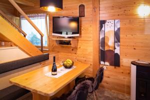 ein kleines Esszimmer mit einem Tisch und einem TV in der Unterkunft Chalet Letnik in Žiri
