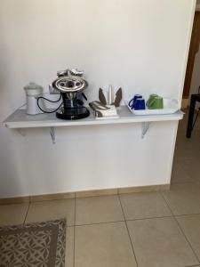 カステッランマーレ・ディ・スタービアにあるIl Vecchio Pozzo Apartamentsの壁掛け棚