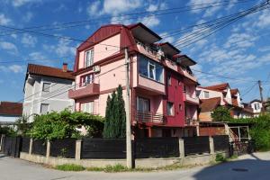 une maison rose sur le côté d'une rue dans l'établissement House Petar, à Ohrid