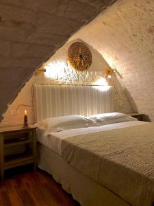 1 dormitorio con 1 cama grande en el ático en Masseria Morrone, en Ostuni