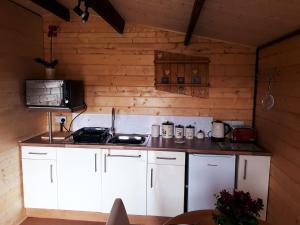 Dapur atau dapur kecil di Country Bumpkin - Romantic Couples stay in Oakhill Cabin