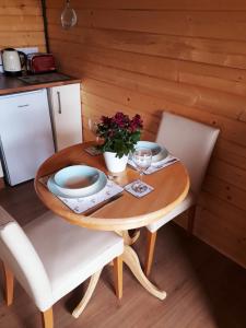 Zdjęcie z galerii obiektu Country Bumpkin - Romantic Couples stay in Oakhill Cabin w mieście Oakhill