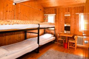 מיטה או מיטות קומותיים בחדר ב-Chesa Selfranga