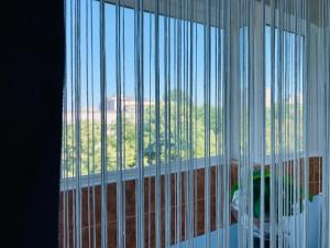 ein Fenster mit Blick auf ein Feld durch es in der Unterkunft Gabriel's Apartment in Constanţa