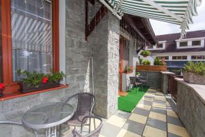 un patio con tavolo e sedie in una casa di Apartmán DOMINO v Horci na Donovaloch a Donovaly