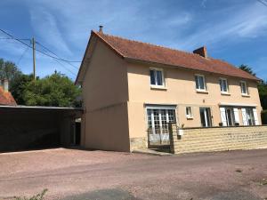 a large yellow house with a gate and a driveway at Meublé 3 étoiles, proche Plages débarquement dans les Marais du Cotentin à Carentan in Carentan