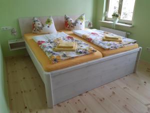 Bett in einem Zimmer mit zwei Kissen darauf in der Unterkunft Pension am Mönchskirchhof in Stendal