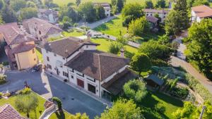 una vista aérea de una casa grande con patio en Tal Borc, en San Vito al Torre