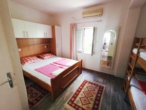 een slaapkamer met een groot bed en een raam bij Apartman Lucija in Seline