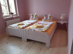 シュテンダールにあるPension am Mönchskirchhofのベッドルーム(枕付きベッド2台付)
