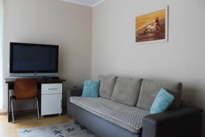 Televízia a/alebo spoločenská miestnosť v ubytovaní Apartament Mariva B03 z ogródkiem - Pobierowo - blisko morza - przy kompleksie Grand Laola SPA