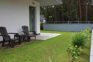 Vonkajšia záhrada v ubytovaní Apartament Mariva B03 z ogródkiem - Pobierowo - blisko morza - przy kompleksie Grand Laola SPA