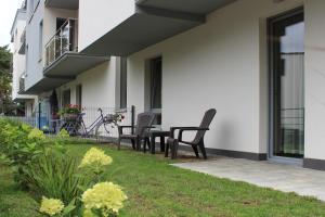 Vonkajšia záhrada v ubytovaní Apartament Mariva B03 z ogródkiem - Pobierowo - blisko morza - przy kompleksie Grand Laola SPA