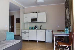 Kuchyňa alebo kuchynka v ubytovaní Apartament Mariva B03 z ogródkiem - Pobierowo - blisko morza - przy kompleksie Grand Laola SPA