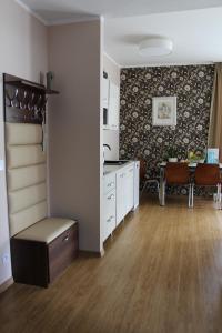 een keuken en een eetkamer met een tafel bij Apartament Mariva B03 z ogródkiem - Pobierowo - blisko morza - przy kompleksie Grand Laola SPA in Pobierowo