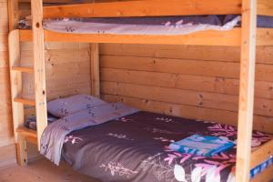 Двухъярусная кровать или двухъярусные кровати в номере Paradise Beach Surf Bungalow Medium