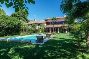 - une vue sur l'extérieur d'une maison avec une piscine dans l'établissement Doppelhaus Villa Casa Alpe Adria, à Gradisca dʼIsonzo