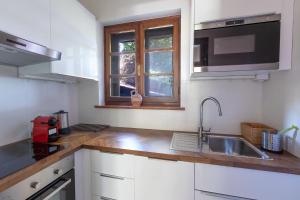 Kuchyň nebo kuchyňský kout v ubytování Doppelhaus Villa Casa Alpe Adria