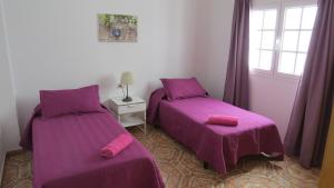 Łóżko lub łóżka w pokoju w obiekcie Apartamentos Orzola