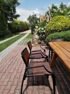 three wooden benches and a wooden table and chairs at Ranczo w Dolinie Karpia - blisko "Energylandii" Zator in Spytkowice