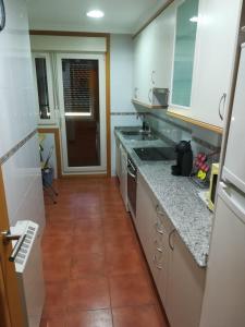 Kuchyňa alebo kuchynka v ubytovaní Apartamento Residencial Illa de Ons