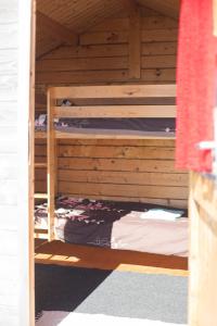 KalanaにあるParadise Beach Surf Bugalow Smallの二段ベッド2組が備わる客室です。