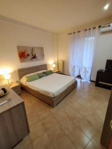 - une chambre avec un lit et une fenêtre avec des rideaux dans l'établissement Tarantula House, à Lecce