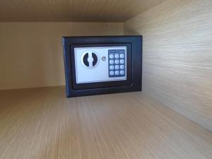 un reloj en una pared en una habitación en Orfeas Rooms, en Vasiliki