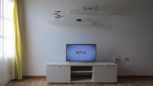 Telewizja i/lub zestaw kina domowego w obiekcie Apartamentos Orzola