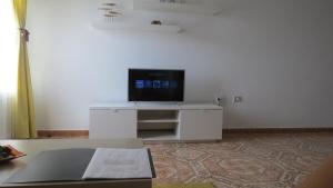 Telewizja i/lub zestaw kina domowego w obiekcie Apartamentos Orzola