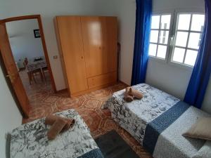 Łóżko lub łóżka w pokoju w obiekcie Apartamentos Orzola