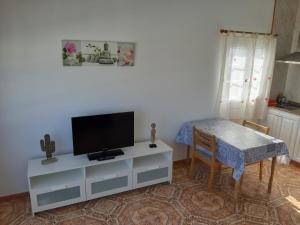 Telewizja i/lub zestaw kina domowego w obiekcie Apartamentos Orzola