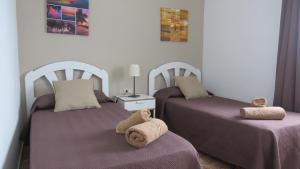 Łóżko lub łóżka w pokoju w obiekcie Apartamentos Orzola