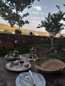 una mesa con platos de comida encima en Hotel Leonor, en Had Beni Chiker