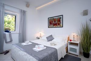 Postel nebo postele na pokoji v ubytování LUXOR Hvar - Main Square Apartments