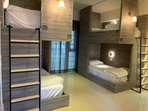 a room with two bunk beds in it at Dipper Ocean Hostel七星海民宿 in Dahan