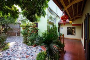 O grădină în afara Tam Coc Lotus Flower Homestay