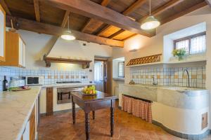 A kitchen or kitchenette at Convento La Perla
