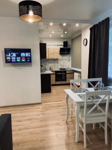 Una cocina y un comedor con una mesa y sillas blancas. en Old Town Apartment, en Narva 9 fotos más