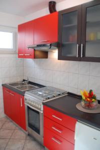 Kuchyň nebo kuchyňský kout v ubytování Apartment Gašparac - 30 meters from the beach