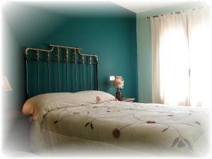 A bed or beds in a room at La Noguera de Socasa